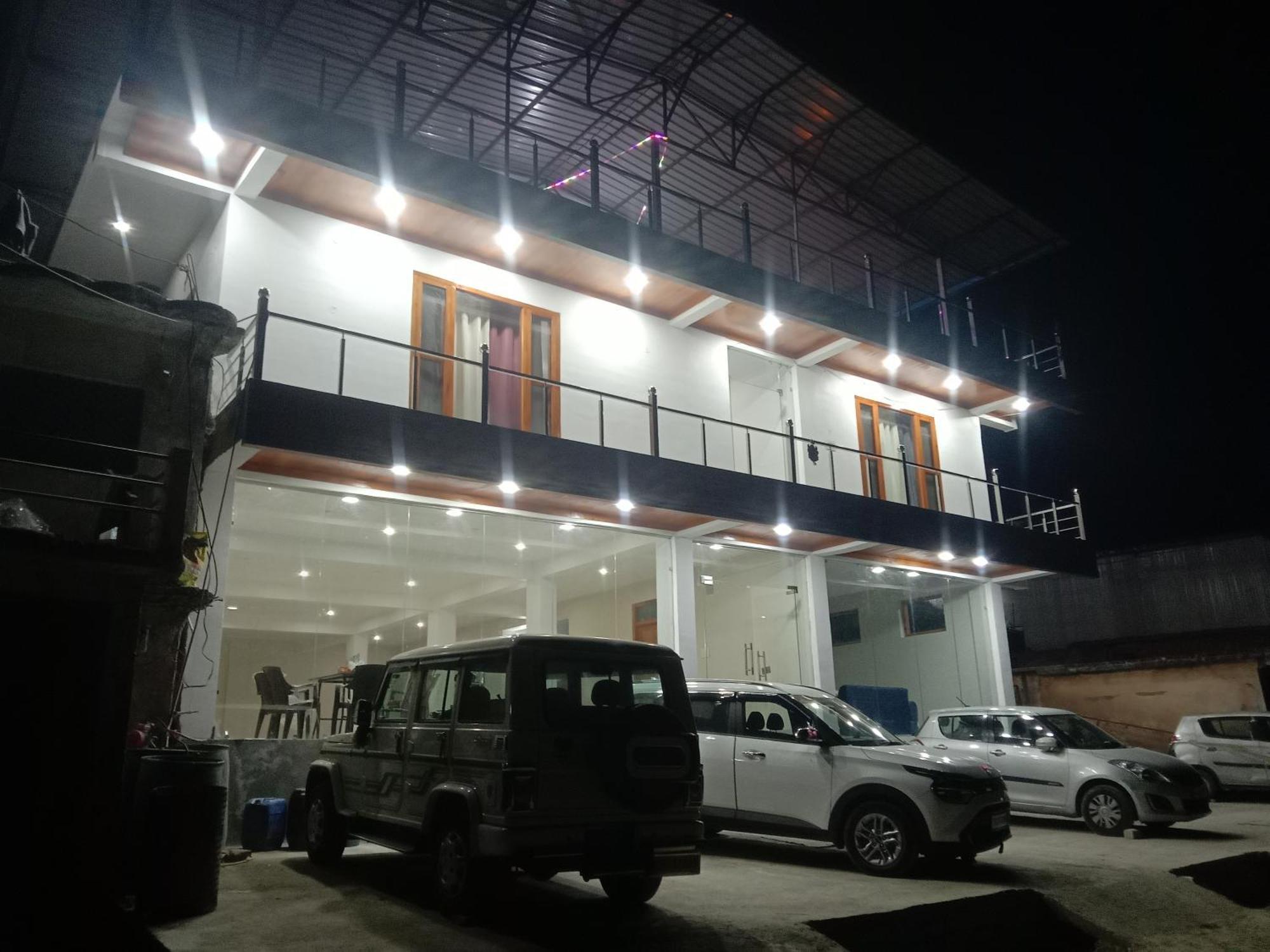 Himalayan Hill Top Resort Канатал Экстерьер фото