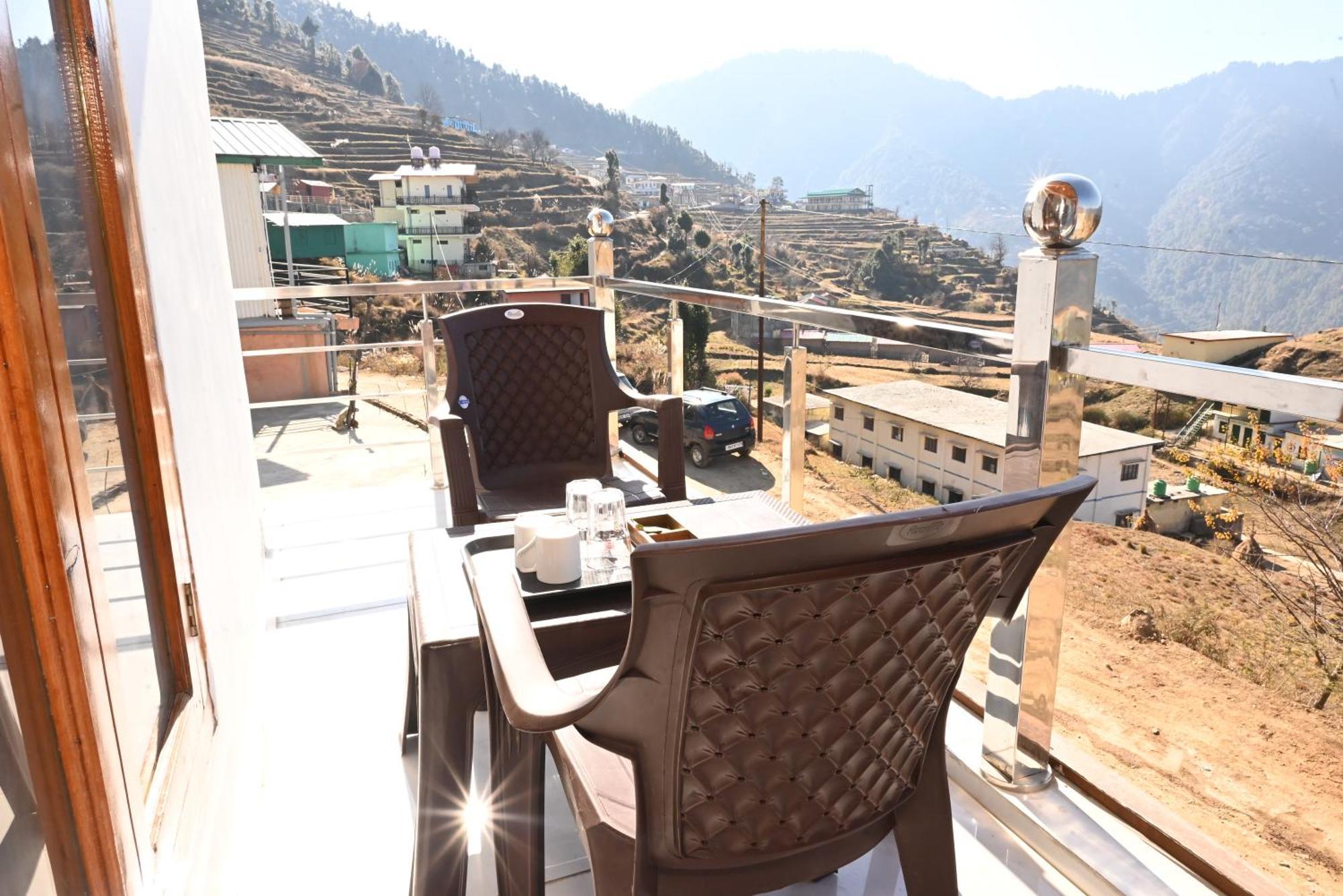 Himalayan Hill Top Resort Канатал Экстерьер фото