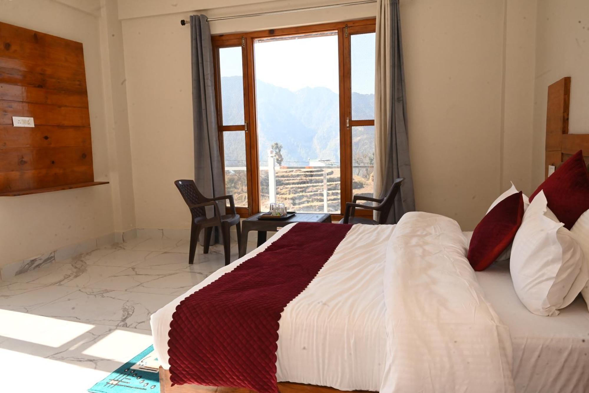 Himalayan Hill Top Resort Канатал Экстерьер фото