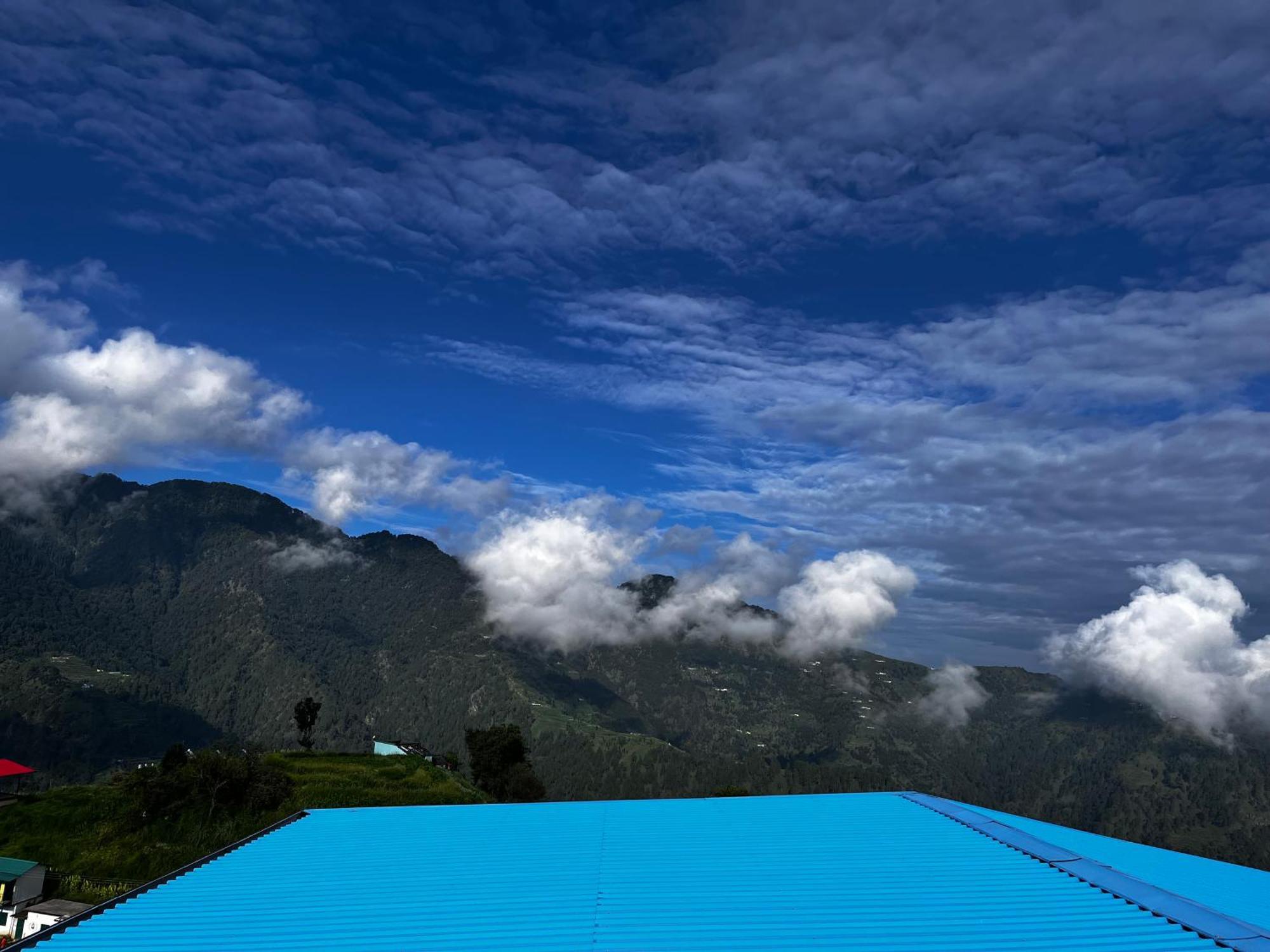 Himalayan Hill Top Resort Канатал Экстерьер фото