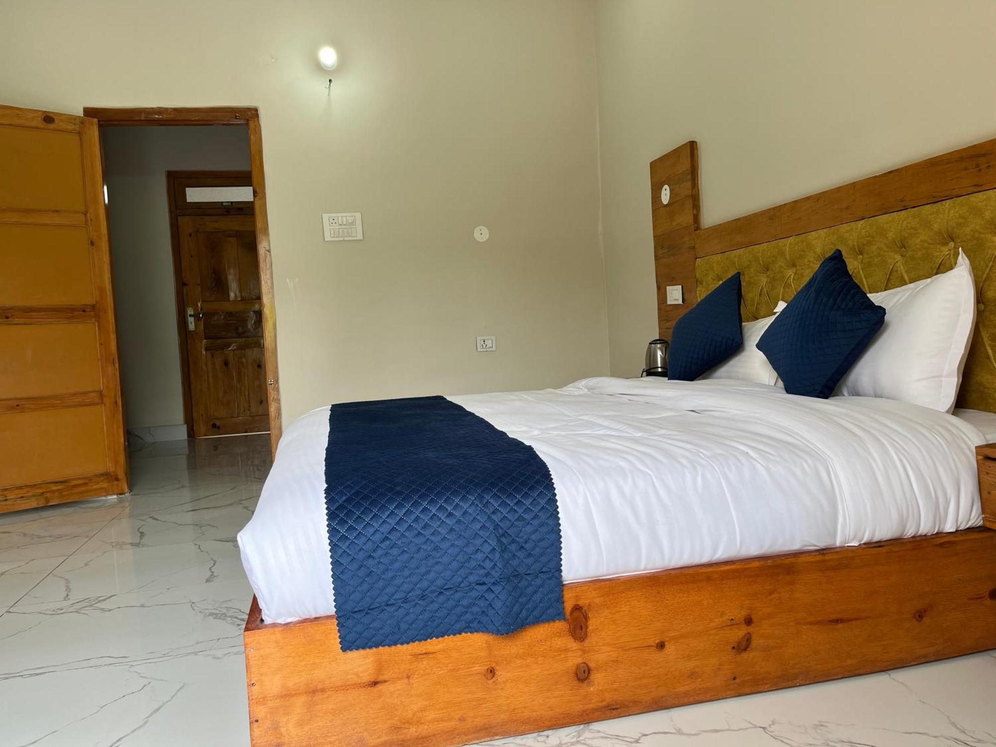 Himalayan Hill Top Resort Канатал Экстерьер фото